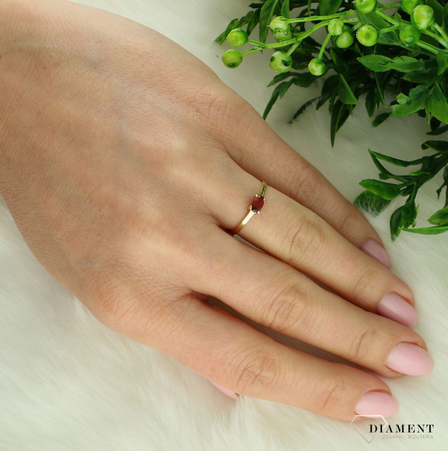 Złoty pierścionek damski 333 z granatem rozmiar 10 AN 18. Złoty pierścionek damski. Pierścionek złoty 333 z granatem. Złoty pierścionek o klasycznym wzorze na prezent. Pierścionek złoty dla kobiety (2).jpg